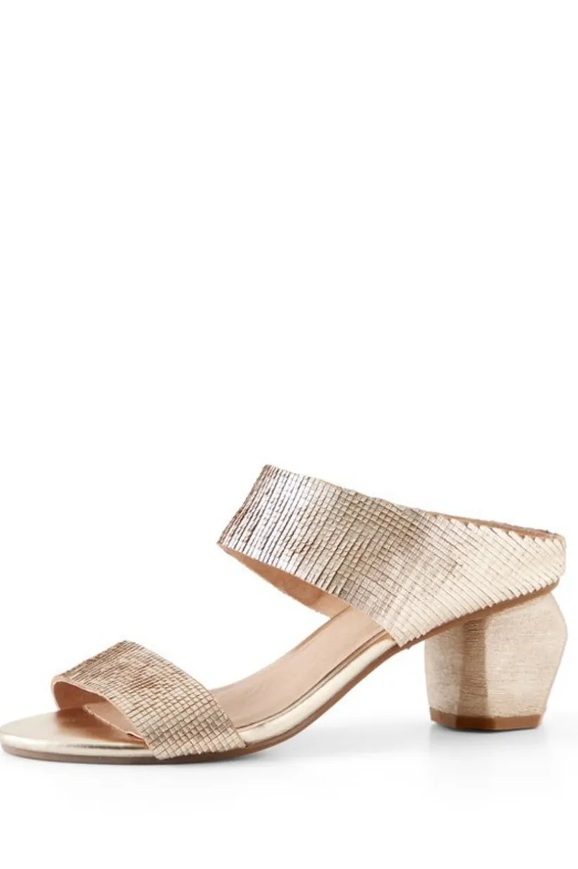 Antelope Amelia Textured Sandal<Soft Surroundings Fashion
